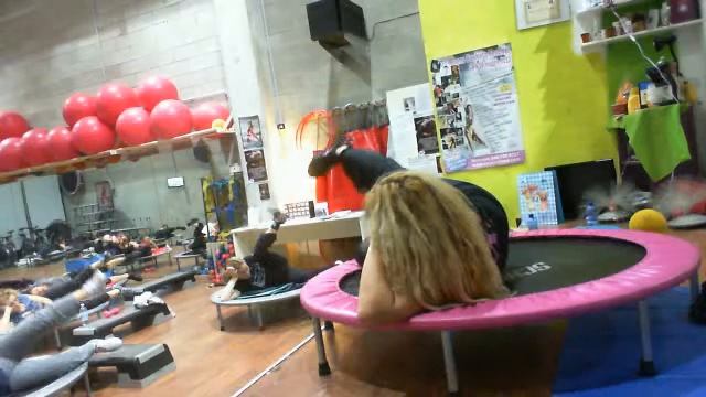 monyafitness e Giwa in 15 min di addome e glutei su trampolino смотреть онлайн