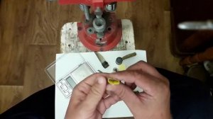 Снаряжение пластиковых гильз 28 калибра с использованием стаканчика для дроби.