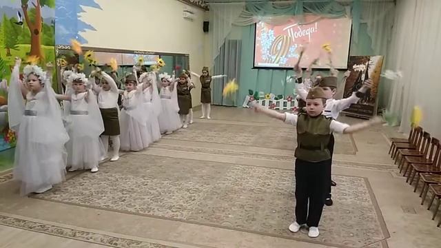 Танец детского сада под "Аист на крыше". 27.04.2021г. смотреть онлайн