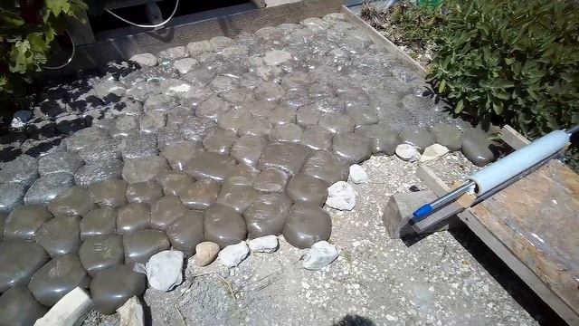 Из одного мешка цемента получилась вот такая "каменная" площадка. смотреть онлайн