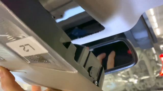 Новый Toyota RAV4: безопасно снимаем плафон освещения потолка на Тойота Рав4