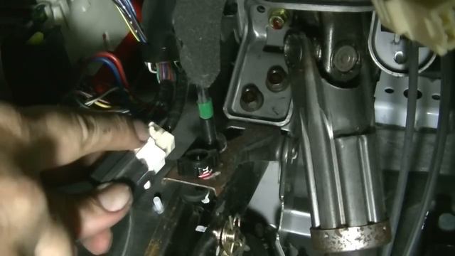 How to Remove and Replace a Brake Light Switch on a 03-06 Mitsubishi Outlander смотреть онлайн