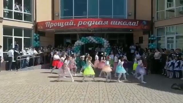 В нашей школе сегодня прозвучал последний звонок. Выпускники по традиции танцевали школьный вальс смотреть онлайн