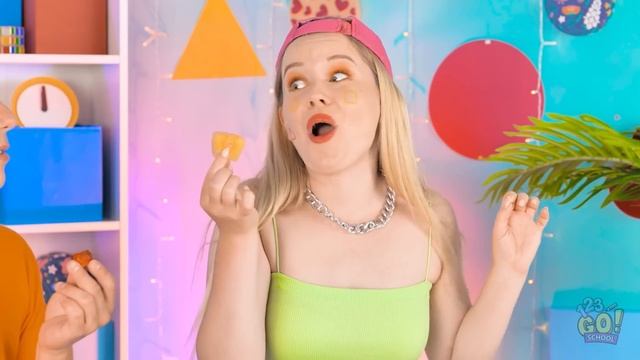 KING-SIZE MEALS VS. TINY SNACKS | Ultimate School Food Challenge by 123GO! SCHOOL смотреть онлайн
