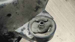 Меняю подушки двигателя SR20DE на Nissan avenir.