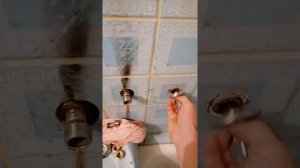 Смеситель для ванны не прикручивается на кривые трубы.