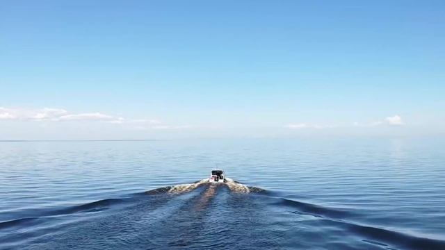 Волжанка 67 и Voyager 700 в середине Рыбинки