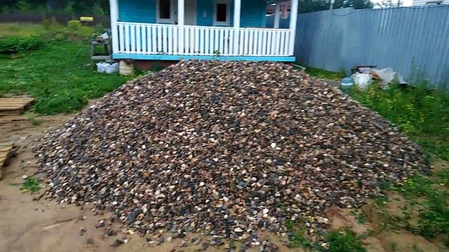 Замер щебня в куче.