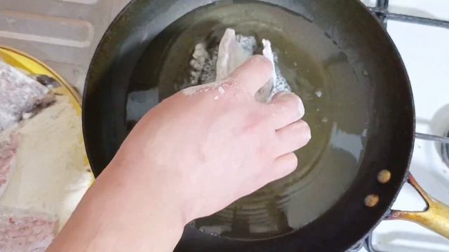 МУЖ ЖАРИТЬ РЫБУ.ТАКУЮ РЫБУ ВЫ НЕ ЕЛИ НИГДЕ смотреть онлайн