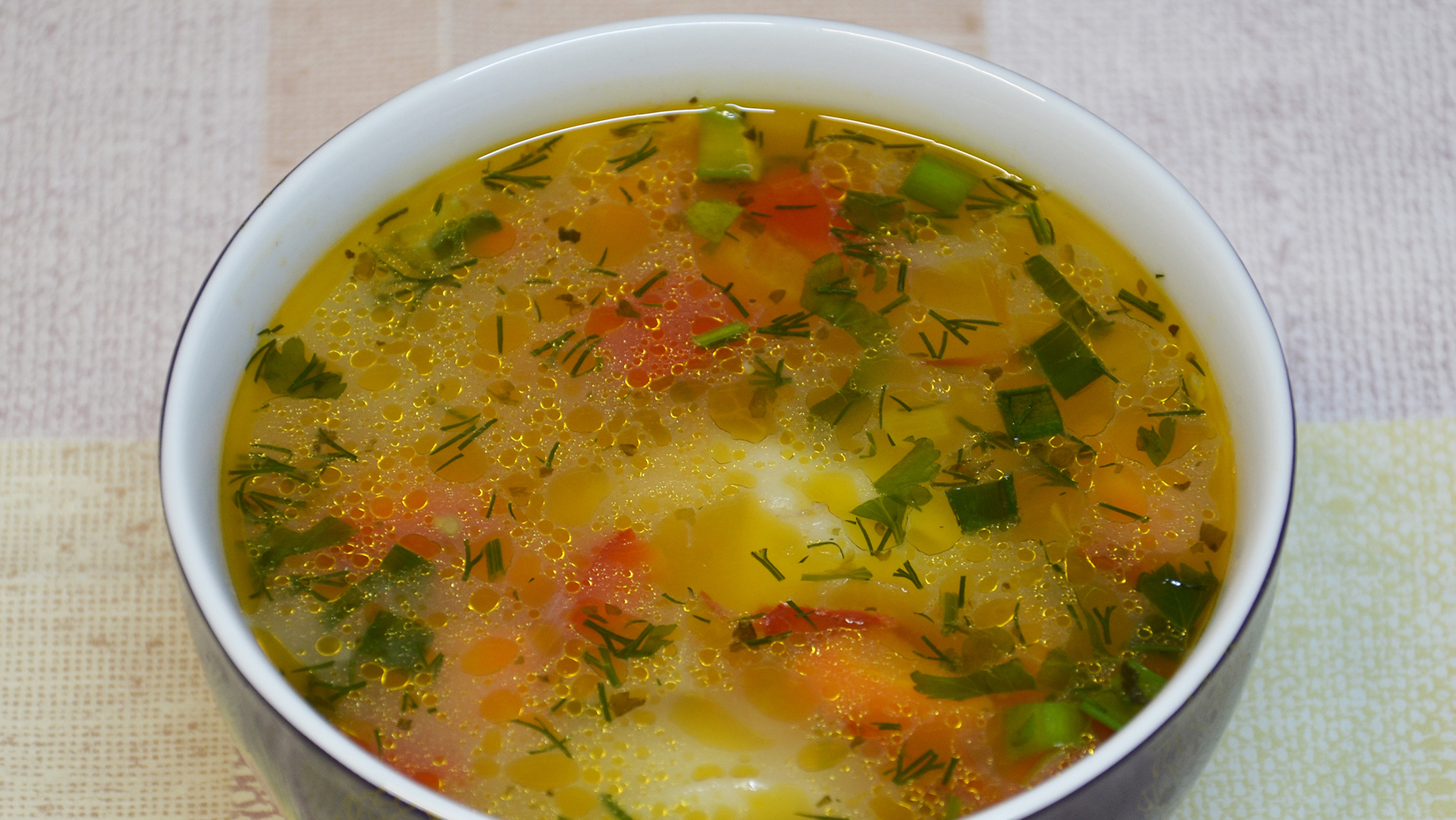 Суп с пельменями и овощами вкусный и сытный.