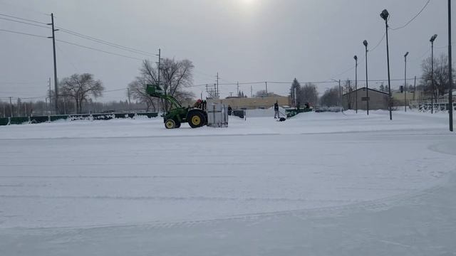Уборка снега на катке смотреть онлайн