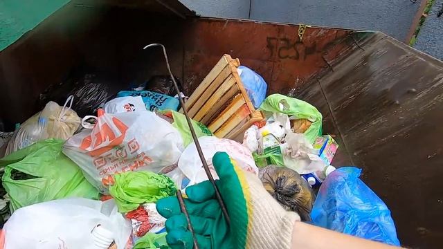 Как я зарабатываю лазая по мусоркам Питера ? Dumpster Diving RUSSIA #2 смотреть онлайн