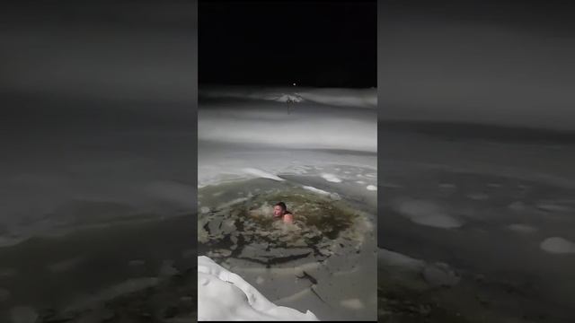 Как нужно встречать Новый год. Купание в - 35! смотреть онлайн