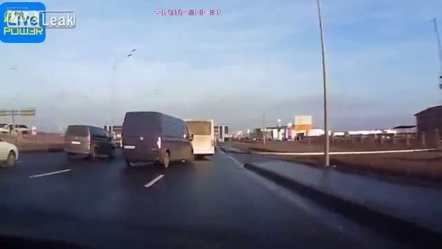  Водитель грузовика избежал столкновения быстрым манёвром смотреть онлайн