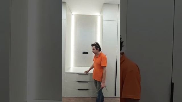 шкаф распашной с подсветкой и комодом и ТВ зоной в спальне в ЖК Пик смотреть онлайн