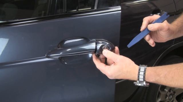 Repairing door handles on a BMW X5 2000 thru 2006 смотреть онлайн