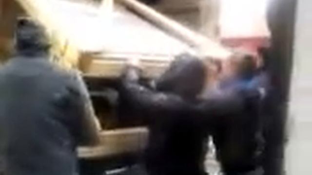 Разгрузка фуры с холодильниками смотреть онлайн