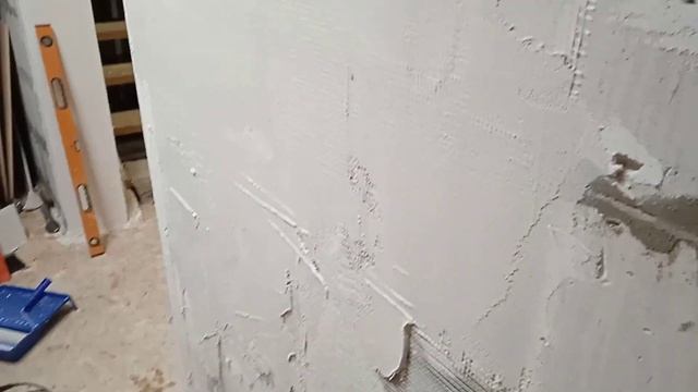 Штукатурка стены из газоблока гипсовой штукатуркой по сетке без маяков. смотреть онлайн