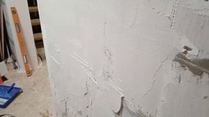 Штукатурка стены из газоблока гипсовой штукатуркой по сетке без маяков.