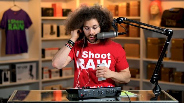 ULTIMATE ALL-IN-ONE PODCASTING SETUP?! RODECaster PRO Preview (How to Record a Podcast) смотреть онлайн