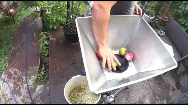 Измельчитель фруктов и овощей Русич 2,2 кВт измельчаем яблоки смотреть онлайн