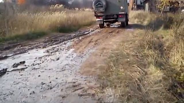 едем по вымирающей деревне.MP4 смотреть онлайн
