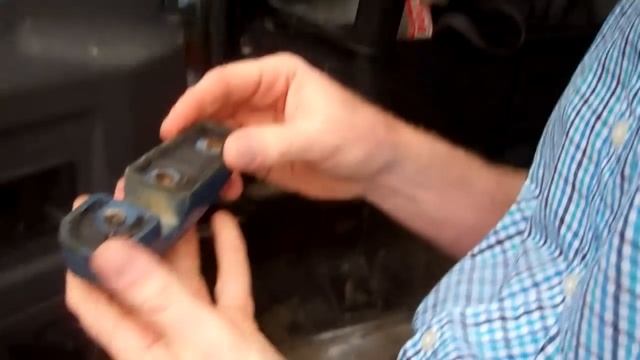 How to change windscreen to bulkhead support brackets on Land Rover Defender смотреть онлайн