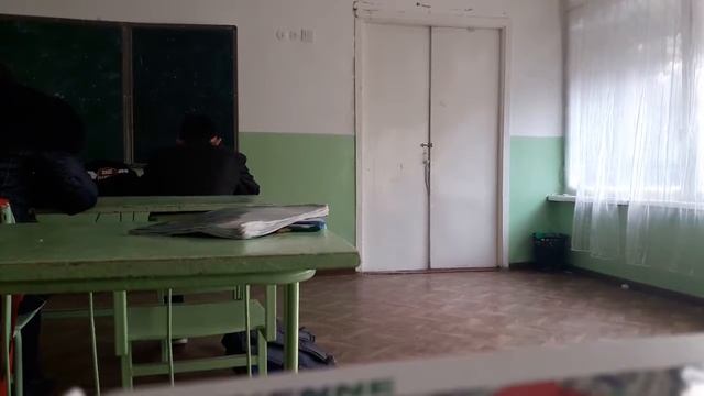 Омон заломал школьника в школе!!!!!!! смотреть онлайн