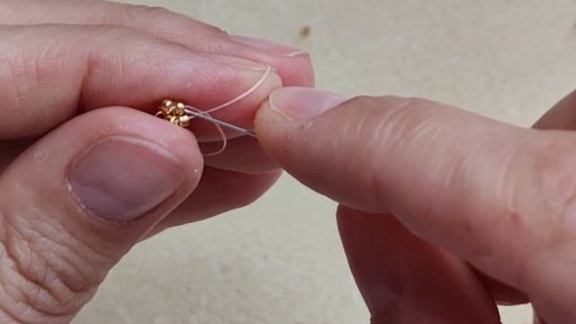 Жгут ндебеле на 4 бисеринки с гобеленовым основанием