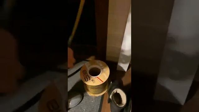 Как наклеить уплотнитель на дверь #shorts #sila #doors #diy