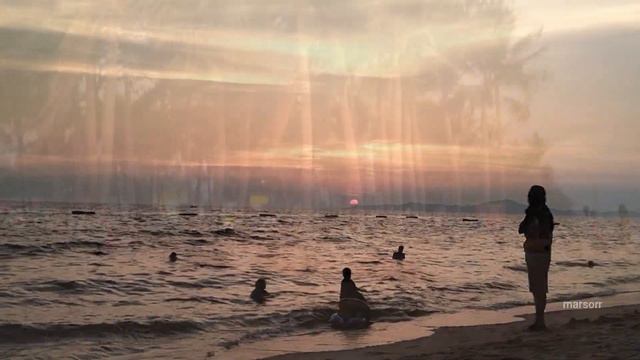 просто цвет заката - жёлто-розовый. берег, пальмы, люди смотреть онлайн