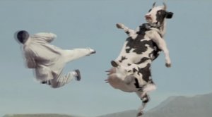 ЭПИЧЕСКАЯ СХВАТКА С КОРОВОЙ | Кунг По: Нарвись на кулак (2002) - сцена драки с коровой