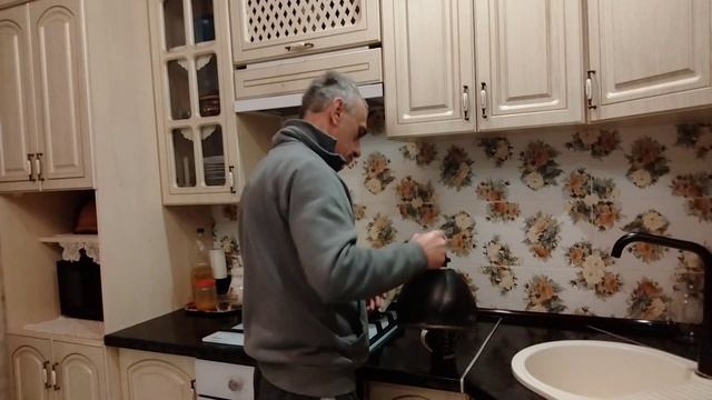 С утра до вечера чищу орехи.#дача #орехи#теплица#огород# смотреть онлайн