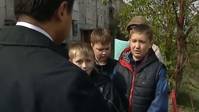 Эдхам Акбулатов обсуждает установку турника с ребятами во дворе дома по ул. Алеши Тимошенкова, 74а смотреть онлайн