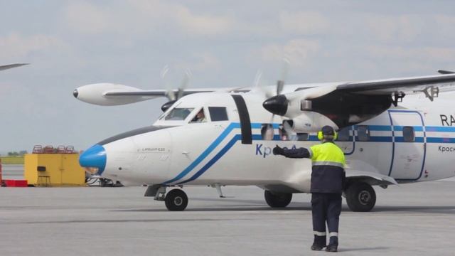 LET L410 UVP-E20 KrasAvia at the airport || ЛЕТ Л410 КрасАвиа в аэропорту смотреть онлайн