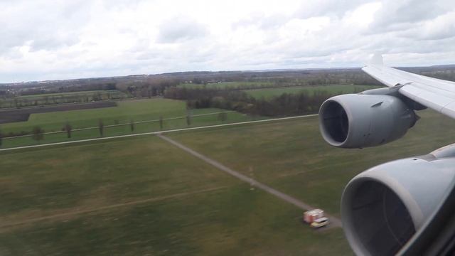 Windy Lufthansa A340-642 landing at Munich Airport смотреть онлайн