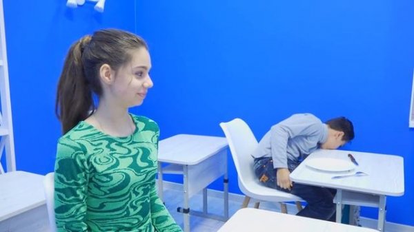 Серёжа ПОСПОРИЛ БОЛЬШАЯ МАЛЕНЬКАЯ или СРЕДНЯЯ еда челлендж на 24 часа ЧТО ЛУЧШЕ фаст сергей