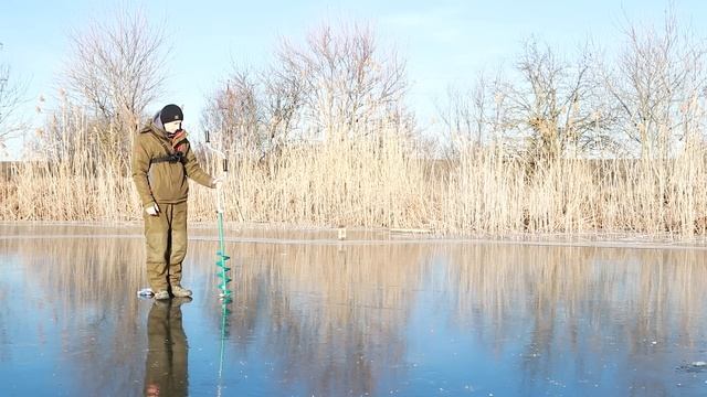 Рыбалка со льда 2023 . ОСТАВИЛИ ЖЕРЛИЦЫ НА НОЧЬ И...УТРОМ ИДЕМ ПРОВЕРЯТЬ-СРАБОТАЛИ ВСЕ. смотреть онлайн