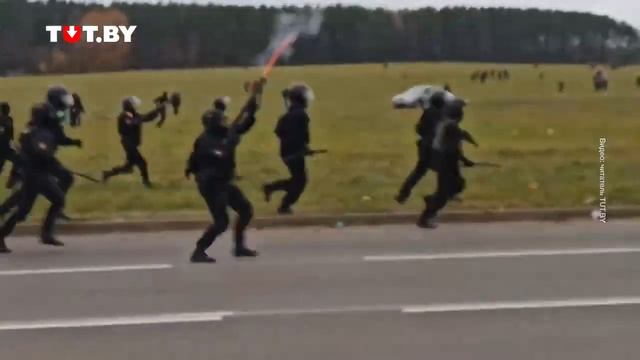 Стычка людей с силовиками возле Куропат вечером 1 ноября 2020. Беларусь смотреть онлайн