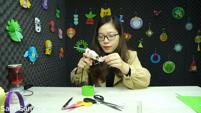 Hướng dẫn cách làm một chiếc đồng hồ hình hoa cúc bằng giấy nhiều màu để trang trí | Sam Sam DIY смотреть онлайн