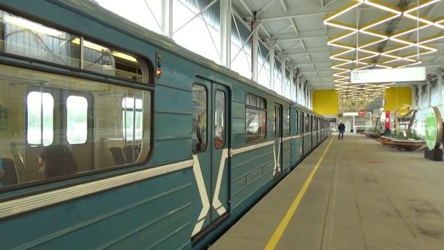 Электропоезд 81-717-714.5М "Номерной" №32 на станции метро Филатов Луг смотреть онлайн