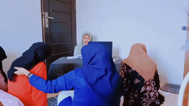 Intensive Reading : Micro Teaching "SIMPLE PRESENT TENSE" By Adelia Divany смотреть онлайн