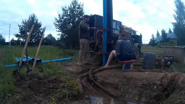Обсадка скважины.Толкаем трубу НПВХ.#бурение #гидравлика #скважина #ижевск смотреть онлайн