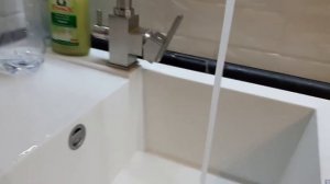 Кухонный смеситель разбрызгивает воду вокруг