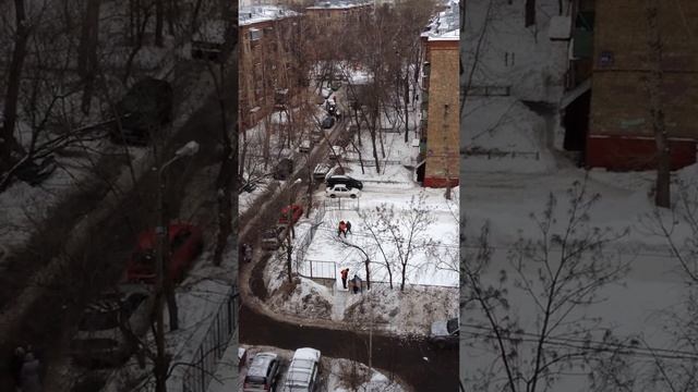 Дворники таджики устроили борьбу на детской площадке! смотреть онлайн