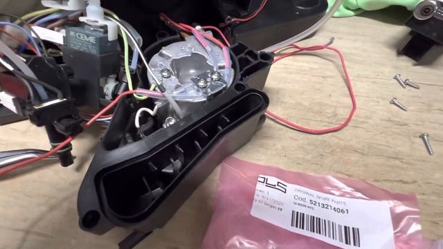 Delonghi zeigt dauerhaft Aufheizvorgang - verrückt wie verbaut die ECAM 650.85 ist ? #29 смотреть онлайн