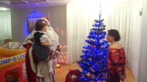 К нам пришел Дед Мороз 1-1-2017 Полине принесли подарки Москва