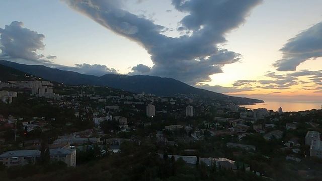 Ялта, рассвет над городом. смотреть онлайн