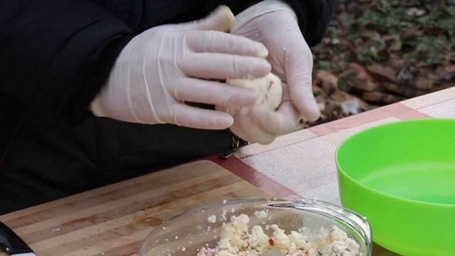 ЯБЛОКИ ПЕЧЕННЫЕ на УГЛЯХ. Рецепт запеченных яблок с творогом и медом. ENG SUB смотреть онлайн