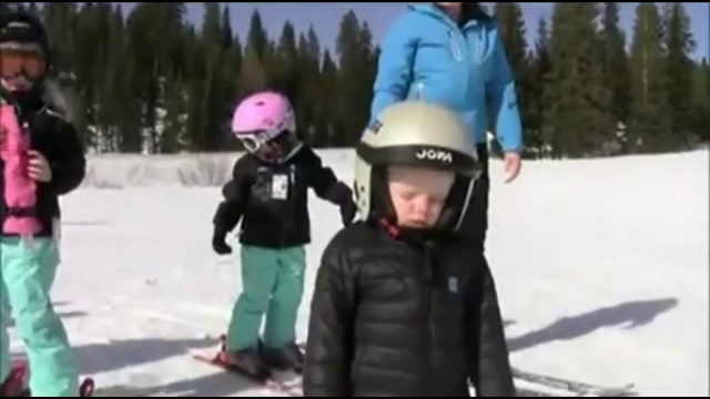 Паренек заснул на лыжах смотреть онлайн